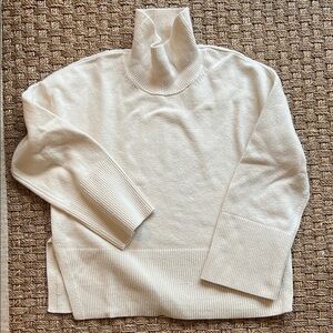 Banana Republic Cream Turtleneck Sweater size S GUC